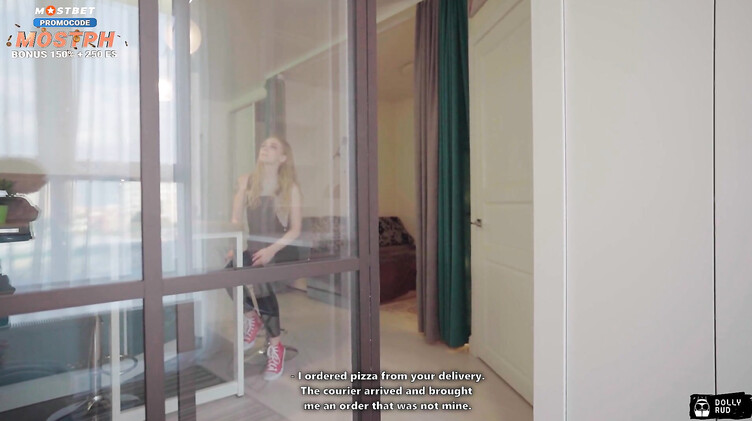 Узкая пизда: Студентка курьерша перепутала мой заказ и теперь скачет на моем члене