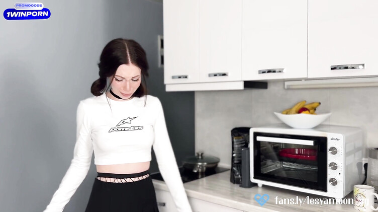 Друг за слюнявый минет разрешил красивой брюнетке остановиться у него