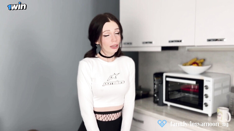 Друг за слюнявый минет разрешил красивой брюнетке остановиться у него