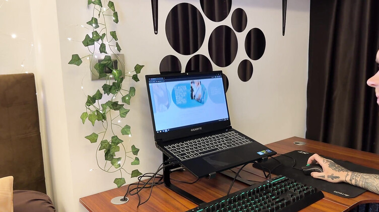 Русское порно: Кончает на задницу и продолжает трахать телку с сайта знакомств