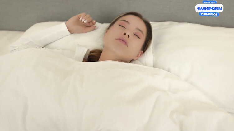 Skye Young: Сестра проснулась от хуя в пизде и словила сперму брата на язык