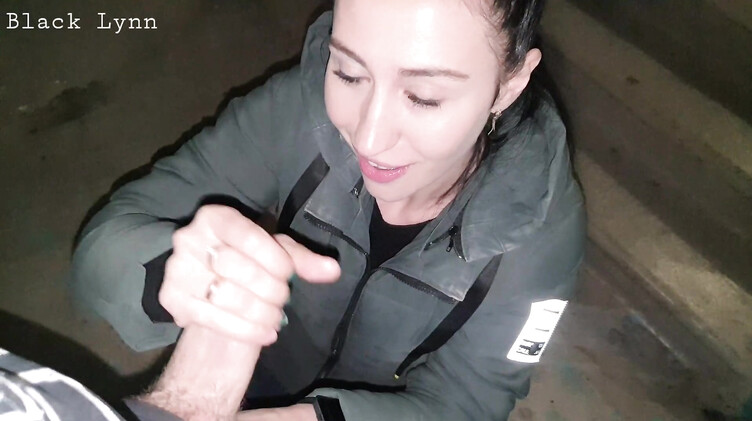 Black Lynn: Курящая брюнетка сосет хуй на лестничной клетке