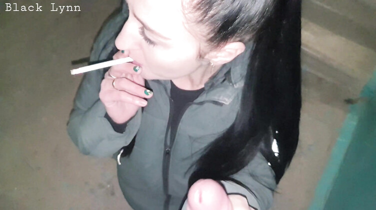 Курящая брюнетка сосет хуй на лестничной клетке