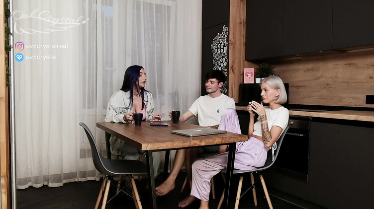 Камшоты: Продвинутая мамаша снимает на телефон секс видео с сыном и его женой