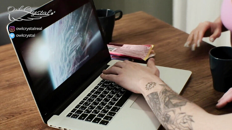 Продвинутая мамаша снимает на телефон секс видео с сыном и его женой