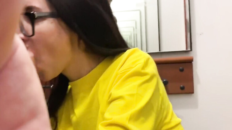 Трахнул в рот в примерочной спортивного магазина перед зеркалом