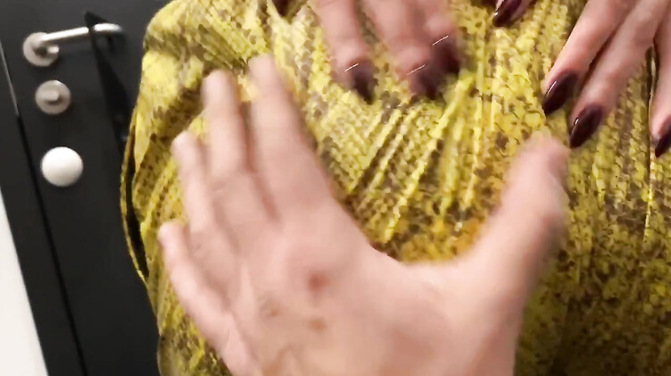 Трахнул в рот в примерочной спортивного магазина перед зеркалом