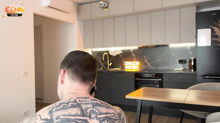 Униформа: Сексуальная служанка в чулках стала шлюшкой для татуированного работодателя