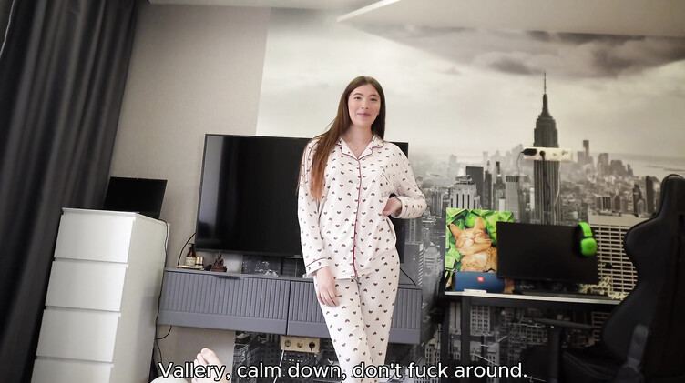 Сводный брат вуайерист подглядывает и трахает сексуальную сестренку