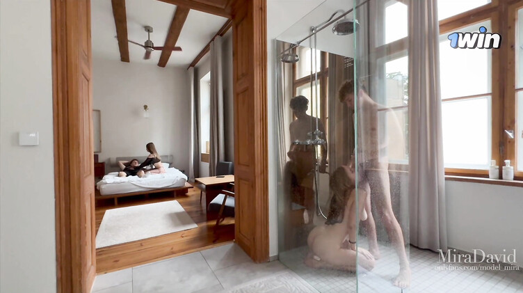 Две молодые русские пары занимаются сексом в разных комнатах