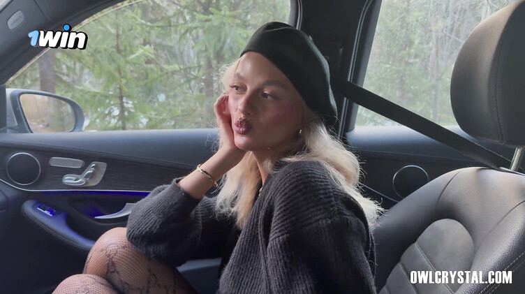 Оул Кристал в берете строчит минет богатому водителю мерса