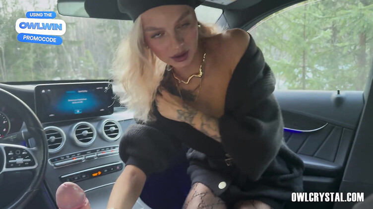 Оул Кристал в берете строчит минет богатому водителю мерса