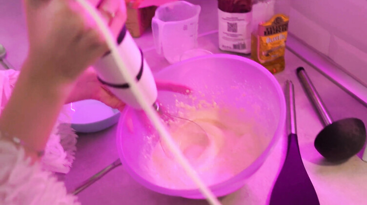 Голая русская блондинка приготовила блинов и потрахалась с незнакомцем