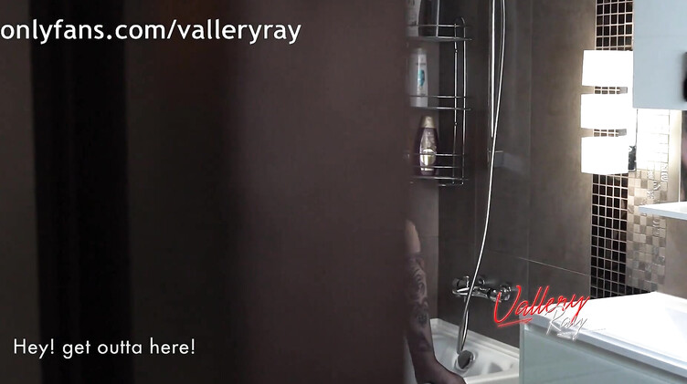 В чулках: Поймал сводную сестру на мастурбации самотыком и трахнул на унитазе