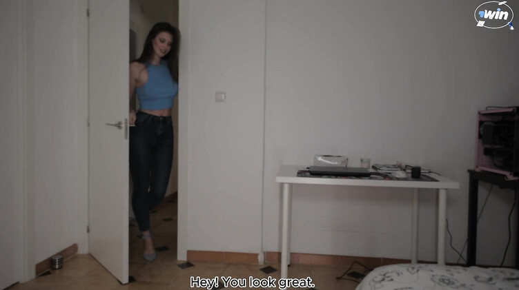 Шаловливая девчонка ебется с парнем сестры пока та потеет на экзаменах