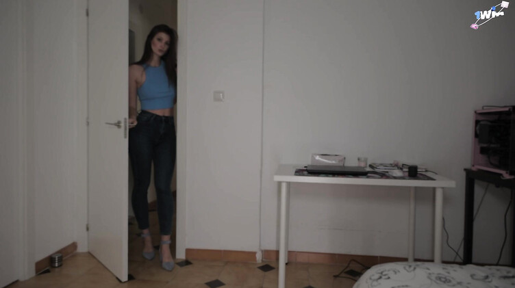 Шаловливая девчонка ебется с парнем сестры пока та потеет на экзаменах