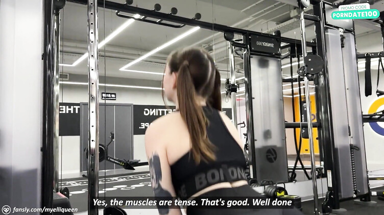 Фитоняшка глотает хуй и сперму тренера в подсобке спортзала