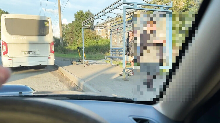 Нимфоманка сосет хуй и ебется с таксистом после мастурбации в машине