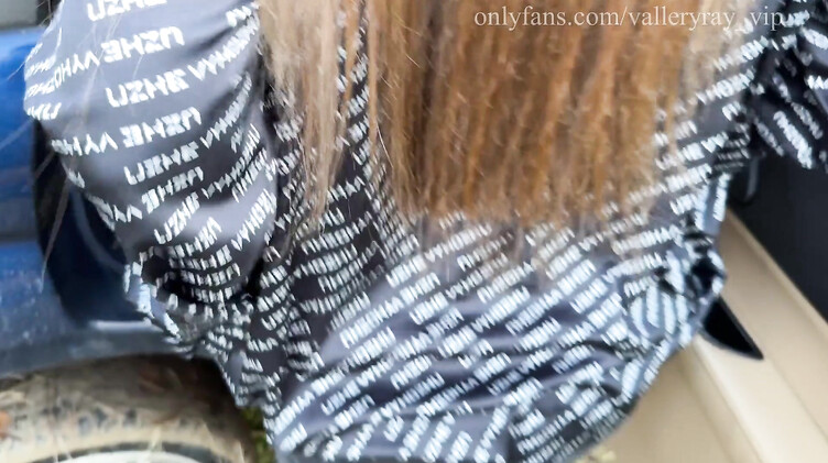 Нимфоманка сосет хуй и ебется с таксистом после мастурбации в машине