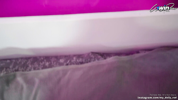 Трахнул и отшлепал прикованную к кровати блондинку с кляпом во рту