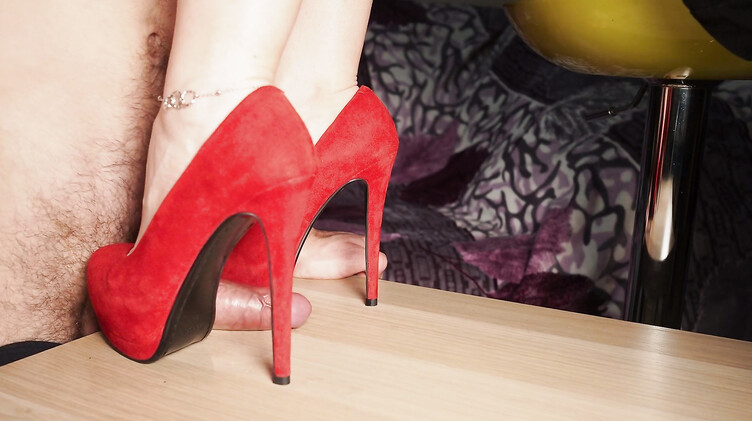Фетишист трется о туфли на каблуках после топтания на хуе