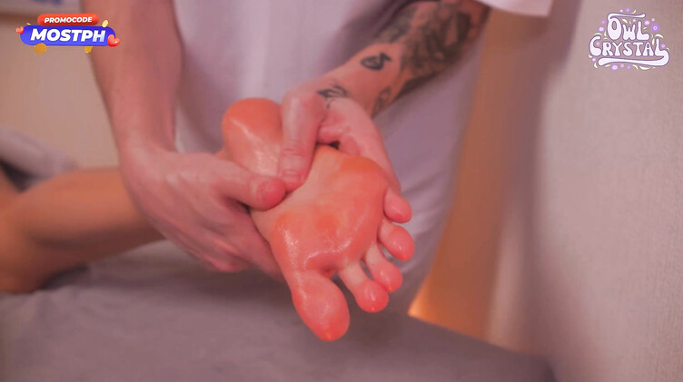 Массажист ебет клиентку, возбужденную пальцами в пизде и жопе