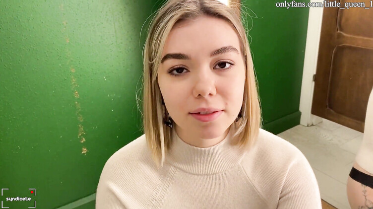 В примерочной: Трахнул блондинку перед зеркалом в примерочной