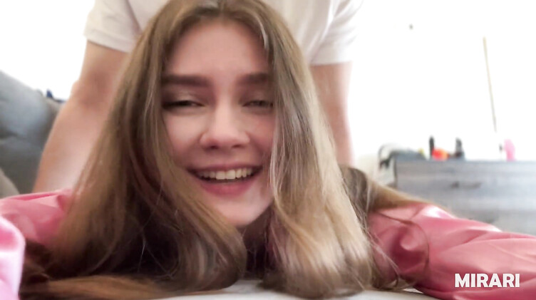 Одинокая соседка на первом свидании трахается с симпатичным парнем