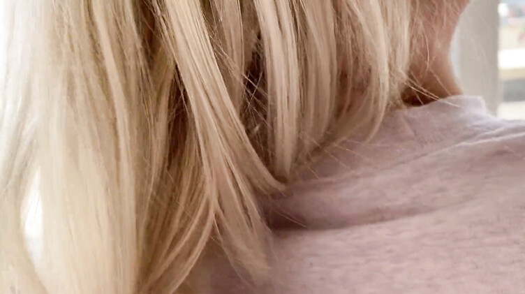 На полу: Парень трахнул на балконе молодую блондинку и кончил ей на живот