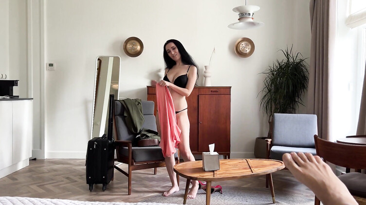 С разговорами: Милфа в отеле соблазняет пасынка на перепихон