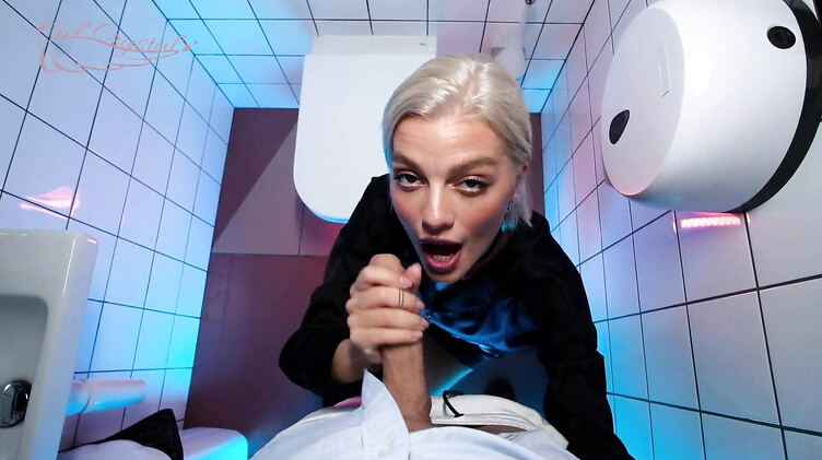 Барменша брызгает слюнями во время отсоса в туалете