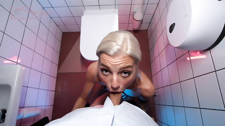 Барменша брызгает слюнями во время отсоса в туалете
