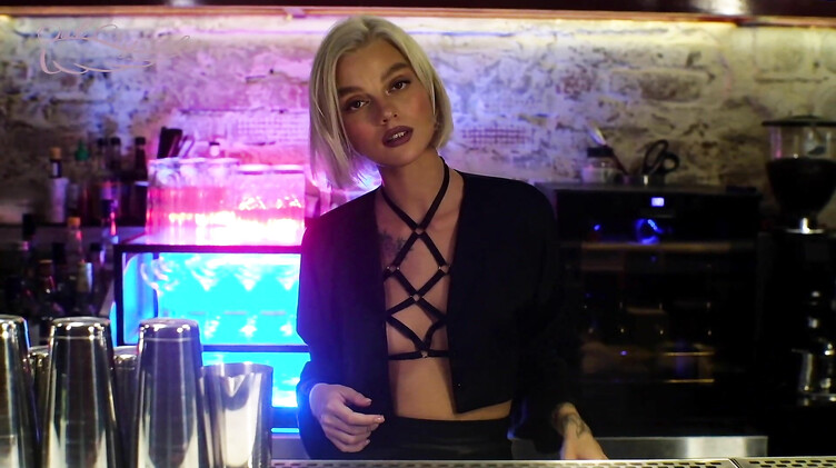 Барменша брызгает слюнями во время отсоса в туалете