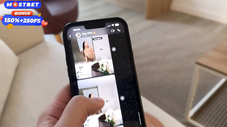 На диване: Мачеха трахается с пасынком случайно отправив ему свои нюдсы