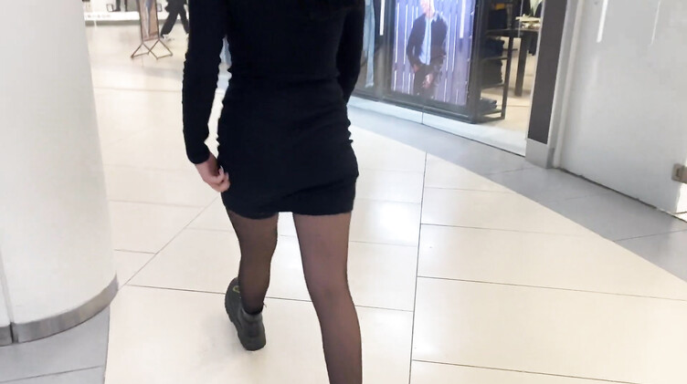 Милая русская брюнетка сосет член парня в примерочной магазина одежды