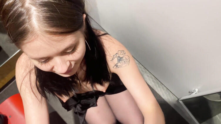 Милая русская брюнетка сосет член парня в примерочной магазина одежды