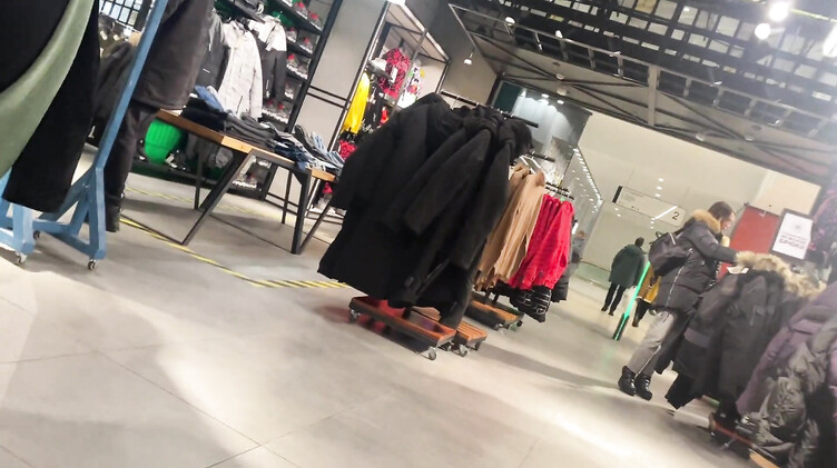 Милая русская брюнетка сосет член парня в примерочной магазина одежды