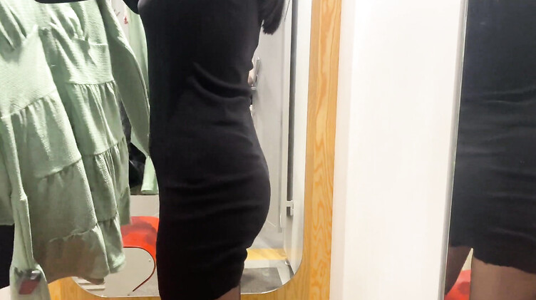 Милая русская брюнетка сосет член парня в примерочной магазина одежды