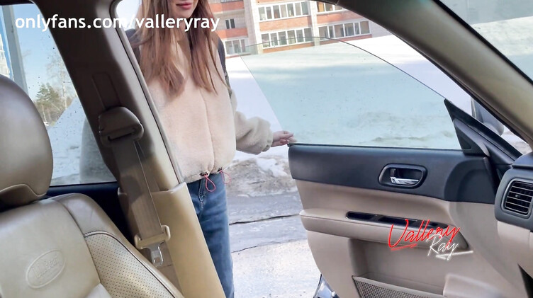 Школьница сосет хуй сводному брату в машине