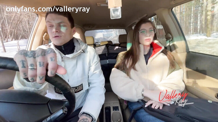 Школьница сосет хуй сводному брату в машине