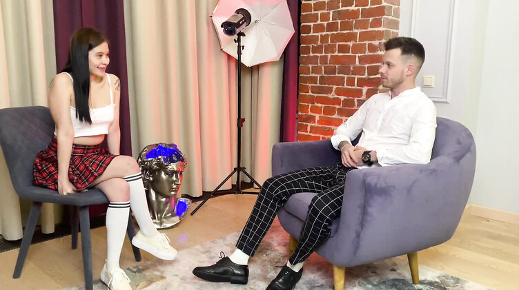 18-летняя русская школьница трахается на кастинге с опытным порноактером