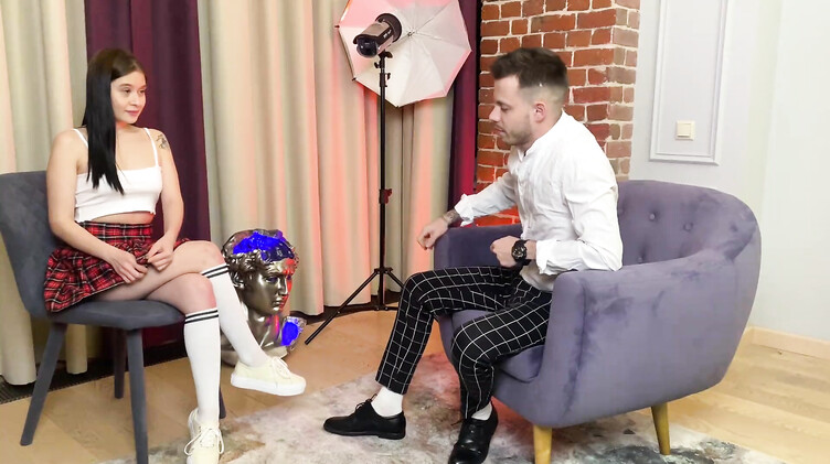 18-летняя русская школьница трахается на кастинге с опытным порноактером