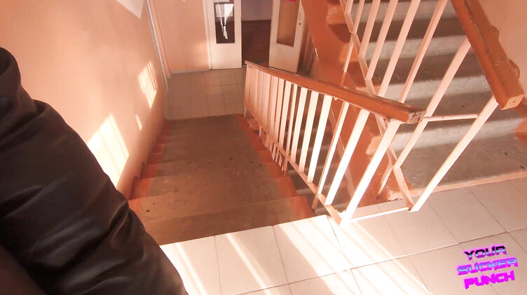 Квадроберша в маске строчит минет в подъезде