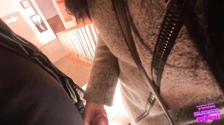 Публичное порно: Квадроберша в маске строчит минет в подъезде