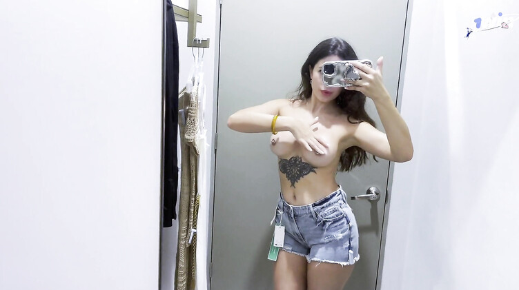 Кудрявая брюнетка кончает от мастурбации в примерочной кабинке