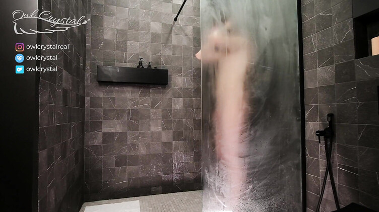 Худышка дает в очко в душе с активной мастурбацией пилотки