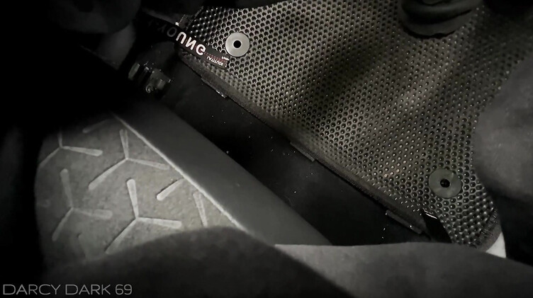 Darcy Dark: Брюнетка с короткой стрижкой делает минет в машине на ходу и во время остановки