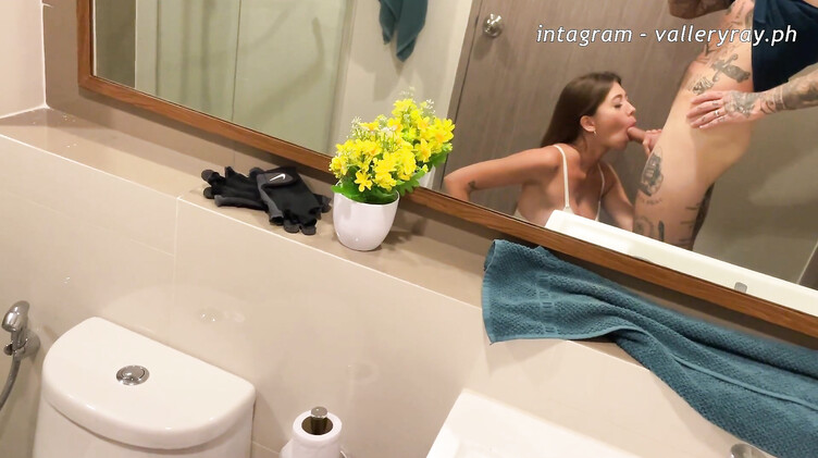 Спортивная девушка после тренировки в зале трахается в ванной с парнем