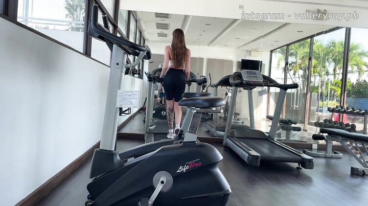 Фитоняшки: Спортивная девушка после тренировки в зале трахается в ванной с парнем