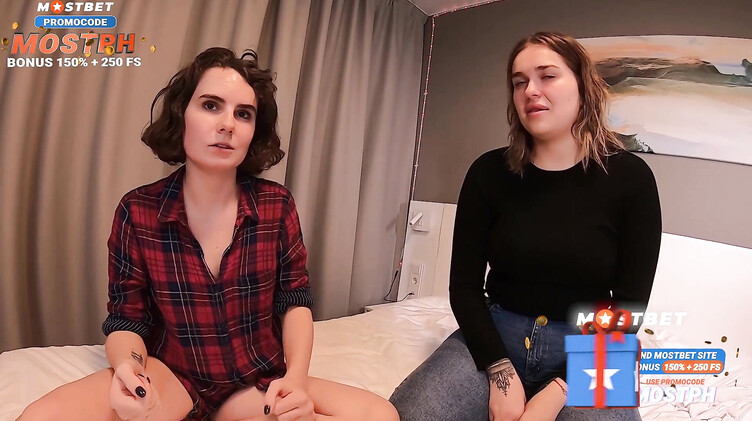 Ебет кудряшку и ее подругу пышечку после стрип покера